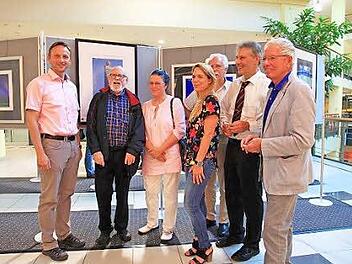 Joachim Hildebrandt (Zweiter von links) mit einigen Ehrengästen der Vernissage.  Foto: privat