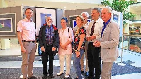 Joachim Hildebrandt (Zweiter von links) mit einigen Ehrengästen der Vernissage.  Foto: privat