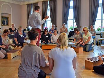 Die Erzieherinnen übten fleißig, mit Orff-Instrumenten Lieder zu begleiten. Foto: Günther Geiling