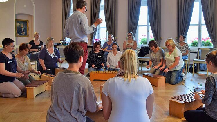 Die Erzieherinnen übten fleißig, mit Orff-Instrumenten Lieder zu begleiten. Foto: Günther Geiling