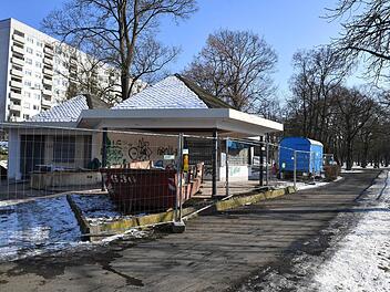 Es tut sich etwas am Adenauerufer in Bamberg: Der Kiosk ist derzeit eingezäunt, die Sanierungsarbeiten laufen. Der Pavillon soll bereits zum Sommer einen neuen Pächter haben.  Foto: Ronald Rinklef