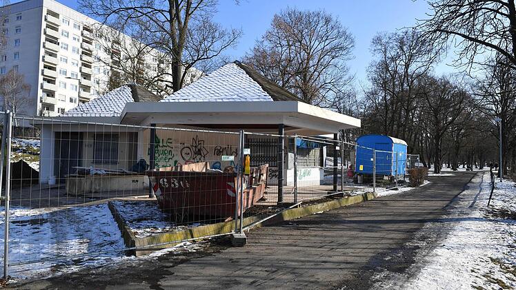 Es tut sich etwas am Adenauerufer in Bamberg: Der Kiosk ist derzeit eingezäunt, die Sanierungsarbeiten laufen. Der Pavillon soll bereits zum Sommer einen neuen Pächter haben.  Foto: Ronald Rinklef