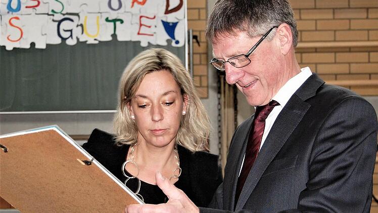 Wolfgang Halbig bedankte sich bei seiner Stellvertreterin Heidrun von Schön für das gute Zeugnis, das ihm sein Kollegium ausgestellt hatte. Foto: Sigismund von Dobschütz