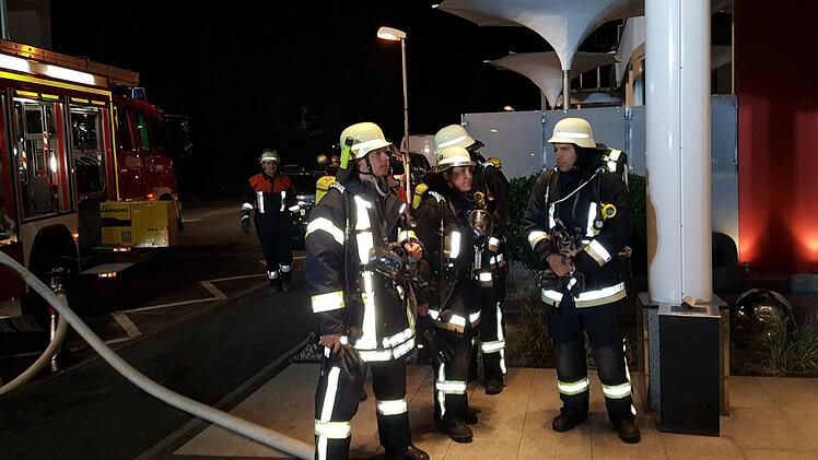 Einsatz für die Häusler Atemschutzgeräteträger beim Brand in einem großen Hotel in Bad Kissingen. Foto: Bernd Czelustek