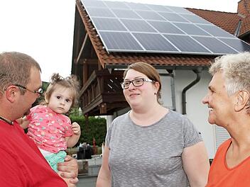 Sebastian, Luise, Kristin und Gisela Reichenberger (von links) freuen sich über die neue Photovoltaikanlage auf dem Dach. Fotos: Sonny Adam
