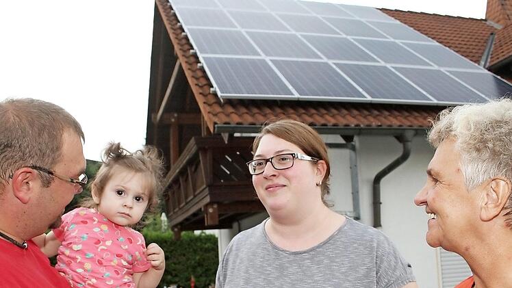 Sebastian, Luise, Kristin und Gisela Reichenberger (von links) freuen sich über die neue Photovoltaikanlage auf dem Dach. Fotos: Sonny Adam
