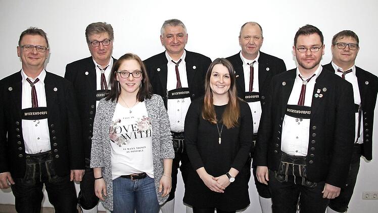 Die neue Vereinsf&uuml;hrung mit (von links) Zweitem Vorsitzenden Matthias Beetz, Beisitzer Heinz Heinlein, Jugendvertreterin Alina Beetz, Kassier Hubert Martin, Beisitzerin Kathrin Konrad, Beisitzer Michael Martin, Erstem Vorsitzenden Uwe Thoma und Dirigent Florian Beetz Foto: ut