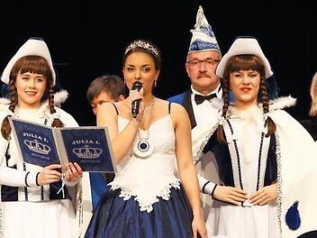Julia Szadzik in ihrem Gardekönigin-Kleid. Es ist das umgenähte Brautkleid ihrer Mutter. Foto: Katja Nauer