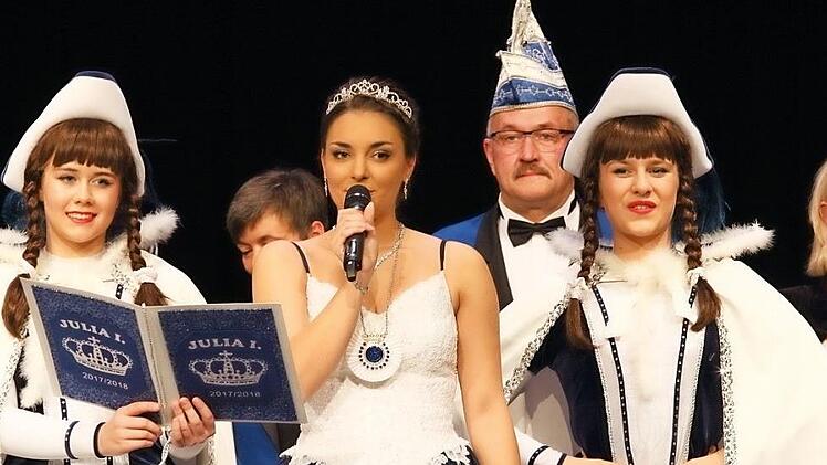 Julia Szadzik in ihrem Gardekönigin-Kleid. Es ist das umgenähte Brautkleid ihrer Mutter. Foto: Katja Nauer