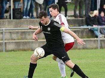 Der Strahlunger Kapitän Marco Nöth (links) schirmt den Ball vor seinem Rannunger Gegenspieler Martin Herbig ab.Anand Anders