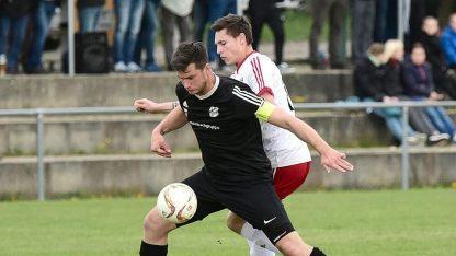 Der Strahlunger Kapitän Marco Nöth (links) schirmt den Ball vor seinem Rannunger Gegenspieler Martin Herbig ab.Anand Anders