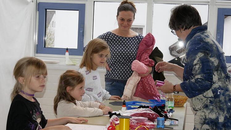 Jara, Sophie und Nele (v. l.) verfolgen gebannt jeden  Handgriff, den Astrid Weschenfeldermacht.