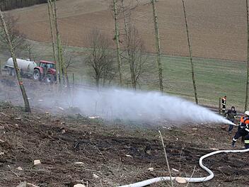 40 Rettungskräfte waren am Montag zwischen Draisdorf und Herreth unterwegs, um das Feuer im Wald zu löschen. Foto: Michael Stelzner