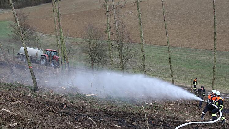 40 Rettungskräfte waren am Montag zwischen Draisdorf und Herreth unterwegs, um das Feuer im Wald zu löschen. Foto: Michael Stelzner