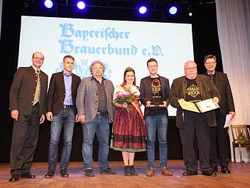 Die Vertreter der Stadt Forchheim mit Laudator Lothar Ebbertz, Hauptgeschäftsführer des Bayerischen Brauerbunds, und Georg Schneider, Präsident des Brauerbunds Foto: privat