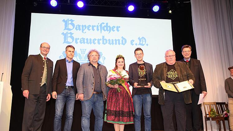 Die Vertreter der Stadt Forchheim mit Laudator Lothar Ebbertz, Hauptgeschäftsführer des Bayerischen Brauerbunds, und Georg Schneider, Präsident des Brauerbunds Foto: privat