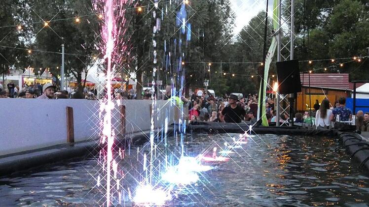 Eine originelle Idee hatte das Organisationskomitee zum runden Geburtstag des Weinfestes mit einer Wasserleinwand und -font&auml;nen direkt vor der B&uuml;hne.