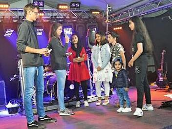 Lukas Beetz und Julia Geiger (von links) führten Interviews mit einigen Schülern und Kindern aus verschiedenen Herkunftsländern. Sehr frei und mit sehr gutem Deutsch erzählten sie von ihren Fluchterlebnissen und von guter Aufnahme in Deutschland und besonders in Rothenkirchen.  Foto: K.- H. Hofmann