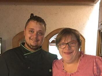 Marcus Müller mit seiner Halbschwester Marianne. Als ein Gast sich wegen eines behinderten Kindes im Lokal beschwerte, fand der Küchenchef vom Landgasthof Lahner deutliche Worte. Foto: privat
