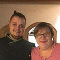 Marcus Müller mit seiner Halbschwester Marianne. Als ein Gast sich wegen eines behinderten Kindes im Lokal beschwerte, fand der Küchenchef vom Landgasthof Lahner deutliche Worte. Foto: privat