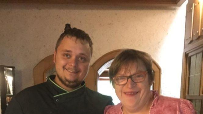 Marcus Müller mit seiner Halbschwester Marianne. Als ein Gast sich wegen eines behinderten Kindes im Lokal beschwerte, fand der Küchenchef vom Landgasthof Lahner deutliche Worte. Foto: privat