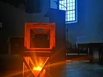 Auch in der Kirche in Sandberg erstrahlt das Friedenslicht in der Dunkelheit. Foto: Marion Eckert
