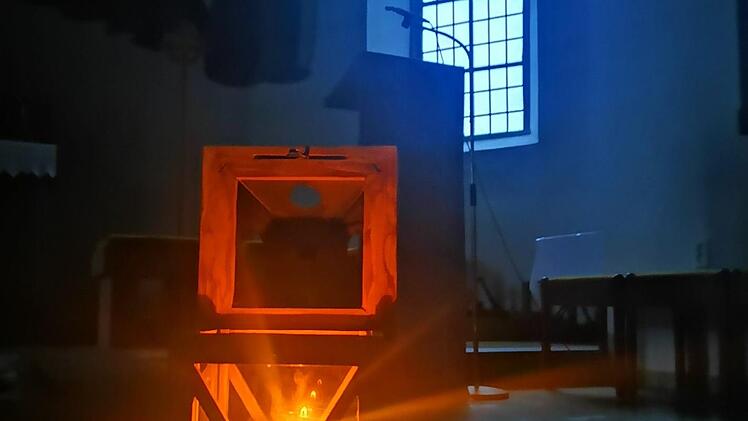 Auch in der Kirche in Sandberg erstrahlt das Friedenslicht in der Dunkelheit. Foto: Marion Eckert