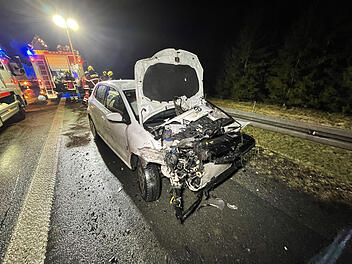 Zu schnell auf regennasser Fahrbahn: Junge Frau leicht verletzt