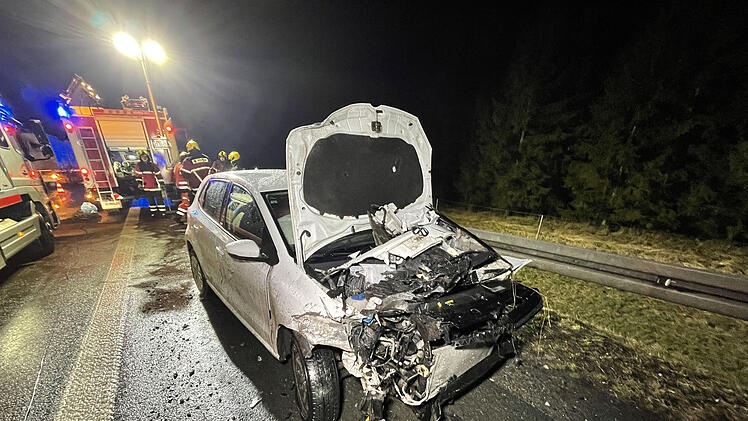 Zu schnell auf regennasser Fahrbahn: Junge Frau leicht verletzt