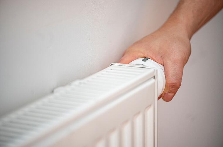 Heizen wird noch mal deutlich teurer - auch Holz betroffen