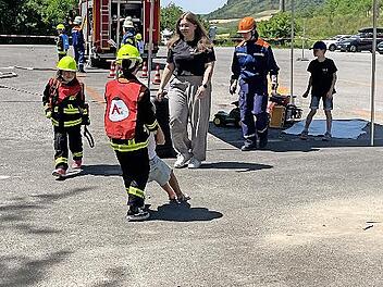 Öffentliche Übung der Kinderfeuerwehr „Feuerfüchse Ramsthal“: Die Bergung von Verletzten gehörte zu den Aufgaben bei der Übung.