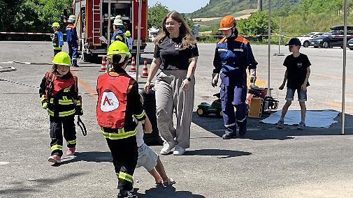 Öffentliche Übung der Kinderfeuerwehr „Feuerfüchse Ramsthal“: Die Bergung von Verletzten gehörte zu den Aufgaben bei der Übung.