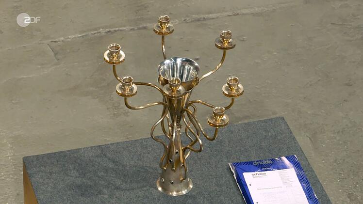 Einen Kerzenleuchter mit integrierter Vase datierte Expertin Friederike Werner in die 1980er Jahre.