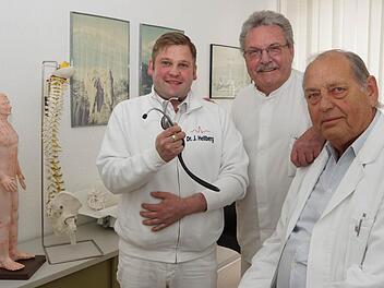 Das Stethoskop in neuen Händen: Jascha Hellberg (links) führt nun die Gemeinschaftspraxis mit Lothar Klehm (rechts) weiter. Roland Wiedmann (Mitte) zieht sich aus Altersgründen zurück. Foto: Arkadius Guzy