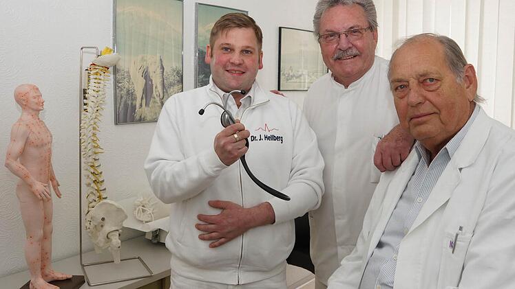 Das Stethoskop in neuen Händen: Jascha Hellberg (links) führt nun die Gemeinschaftspraxis mit Lothar Klehm (rechts) weiter. Roland Wiedmann (Mitte) zieht sich aus Altersgründen zurück. Foto: Arkadius Guzy