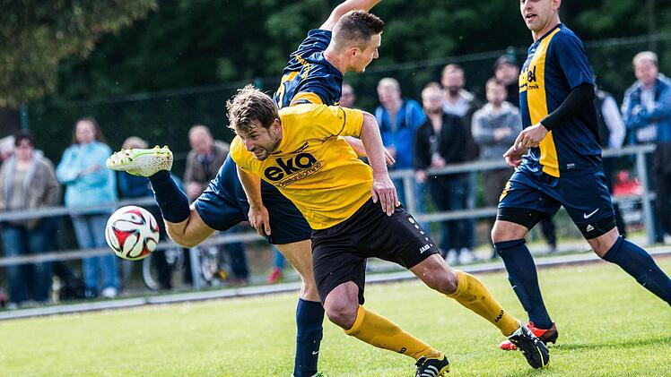 Mit 22 Treffern war Spielertrainer Florian Schlegel (vorne) der erfolgreichste Torschütze seiner Mannschaft. Foto: Alexander Muck