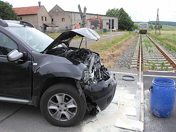Vom Motorraum des Dacia blieb nach der Karambolage mit dem Zug nicht mehr viel übrig.Foto: Ralf Kestel
