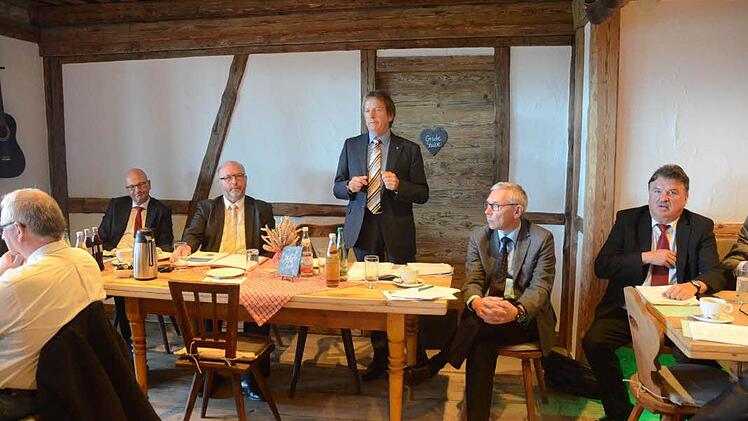 Am Präsidiumstisch des Bayerischen Gemeindetags der in Rugendorf tagte. Von links Präsident Uwe Brandl, Bezirksvorsitzender Egon Herrmann, der ausscheidende Geschäftsführer Jürgen Busse, der Nachfolger als Geschäftsführer Franz Dirnberger und Landrat Peter Söllner (Landkreis Kulmbach). Foto: Karl-Heinz Hofmann