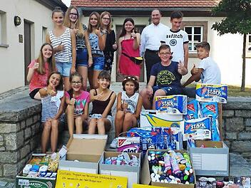 Die Firmlinge und Pfarrer Wolfgang Dettenthaler (hinten rechts) präsentieren stolz das Ergebnis ihrer Sammelaktion. Foto: privat