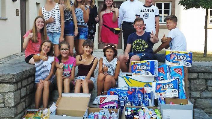 Die Firmlinge und Pfarrer Wolfgang Dettenthaler (hinten rechts) präsentieren stolz das Ergebnis ihrer Sammelaktion. Foto: privat