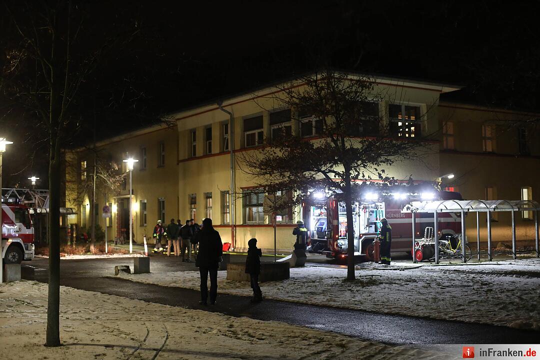 Bett fing im Klinikum Feuer - Großeinsatz der Rettungskräfte in Nürnberg-Nord