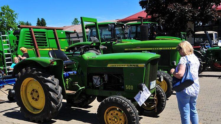 Viele Besucher des Tages der Landwirtschaft in Schirradorf staunten nicht schlecht über die vielen historischen Oldtimer, die auf dem Gelände des Landtechnikunternehmens Nicklas ausgestellt waren. Foto: Stephan Herbert Fuchs