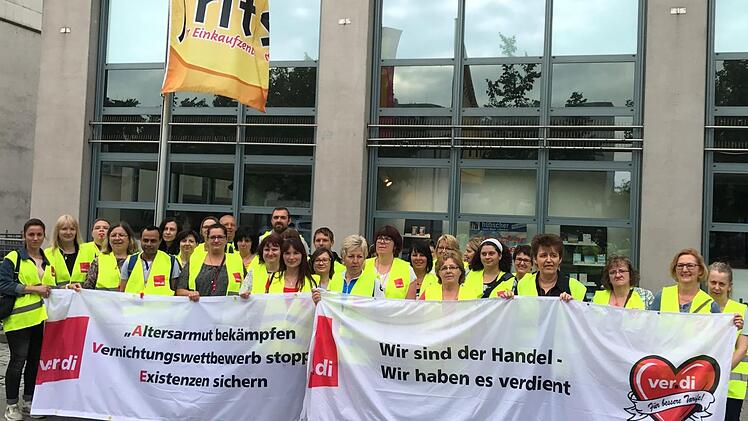 Zusammen mit den Lichtenfelser Kollegen streikten am Montag in Kulmbach 35 Verkäuferinnen und Verkäufer. Vom Arbeitskampf betroffen waren Kaufland in Kulmbach und Lichtenfels sowie Real Kulmbach. Foto: privat