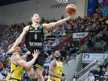 Medi-Forward Nate Linhart (am Ball) war besonders in der Schlussphase stark: Er steuerte sechs Punkte zum entscheidenden 11:0-Lauf bei und machte den Sieg mit zwei verwandelten Freiwürfen perfekt.  Foto: P. Mularczyk