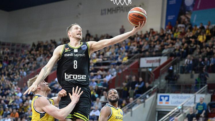 Medi-Forward Nate Linhart (am Ball) war besonders in der Schlussphase stark: Er steuerte sechs Punkte zum entscheidenden 11:0-Lauf bei und machte den Sieg mit zwei verwandelten Freiwürfen perfekt.  Foto: P. Mularczyk