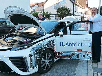 Andreas Galster steht bei einem Wasserstoff-Auto, dass er in der Stadtratssitzung präsentiert hatte. Foto: Pauline Lindner