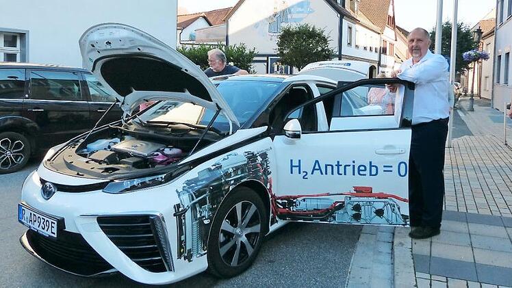 Andreas Galster steht bei einem Wasserstoff-Auto, dass er in der Stadtratssitzung präsentiert hatte. Foto: Pauline Lindner