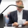 Im "Gleusdorf"-Prozess wirft die Staatsanwaltschaft der Heimleiterin, dem Pflegedienstleiter und einem Arzt gemeinschaftlichen Totschlag durch Unterlassen in einem Fall und versuchten Totschlag durch Unterlassen in zwei Fällen vor. Foto:  Daniel Karmann/dpa