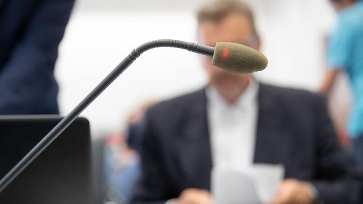 Im "Gleusdorf"-Prozess wirft die Staatsanwaltschaft der Heimleiterin, dem Pflegedienstleiter und einem Arzt gemeinschaftlichen Totschlag durch Unterlassen in einem Fall und versuchten Totschlag durch Unterlassen in zwei Fällen vor. Foto:  Daniel Karmann/dpa