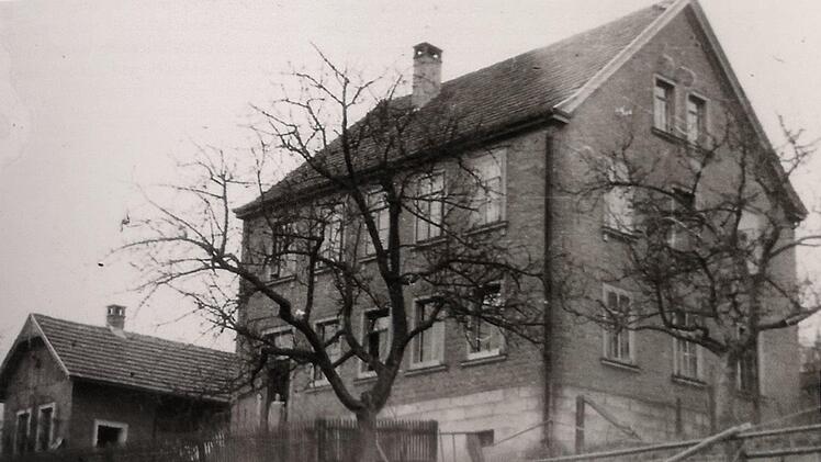 Das Haus Nummer 29 war die Schule von Altglashütten. Foto:  Diasammlung zu den abgesiedelten Ortschaften im Stadtarchiv Bad  Brückenau